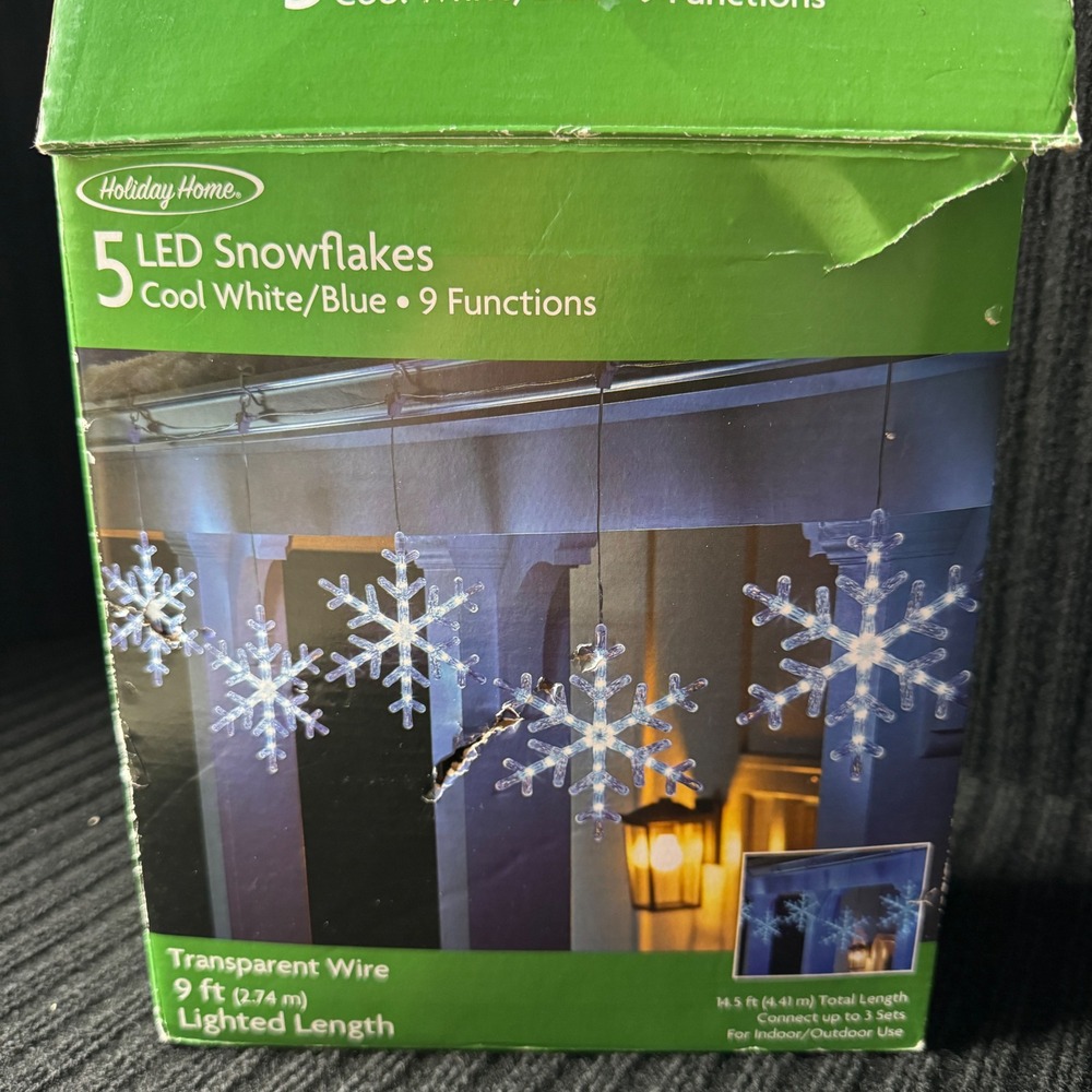 Holiday Home 5 LED Snowflakes Cool White Blue 9 Functions 9ft‎ Lighted Length